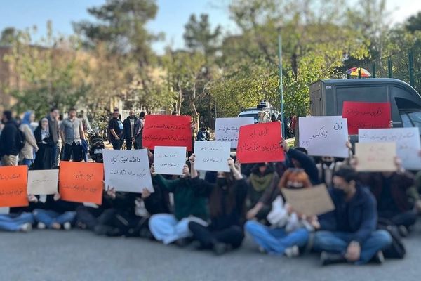 احتجاجات طلابية حاشدة في جامعة طهران ضد الاتجار بـ "الحرم الجامعي" و"الفصل بين الجنسين"