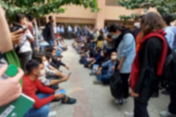 الطلاب الإيرانيون يواصلون الإضراب.. ويرفضون الفصل بين الجنسين في مطاعم الجامعة