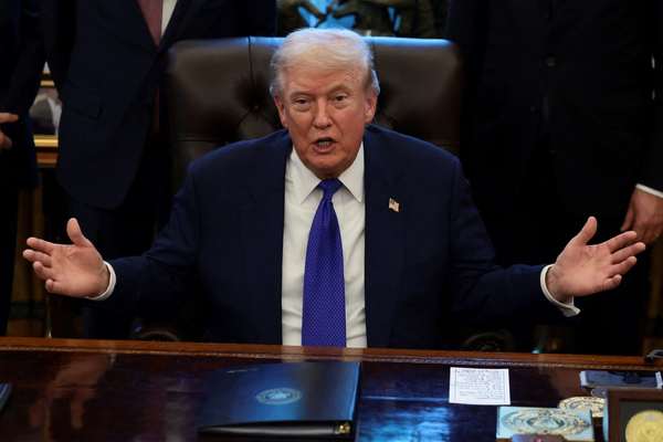 Trump pairs deal talk with war threats ahead of Iran negotiations