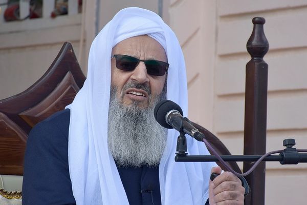 النظام الإيراني يصعد ضد إمام أهل السنة في زاهدان وصحيفة المرشد تصفه بأنه "تابع لإسرائيل"