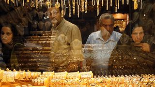 Postwar uncertainty triggers capital flight, gold rush in Iran