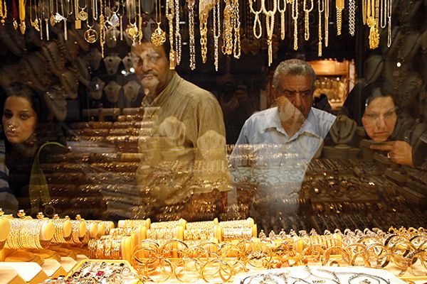 Postwar uncertainty triggers capital flight, gold rush in Iran