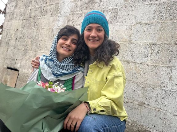 Journalists Niloufar Hamedi and Elahe Mohammadi after release from prison (January 2024)