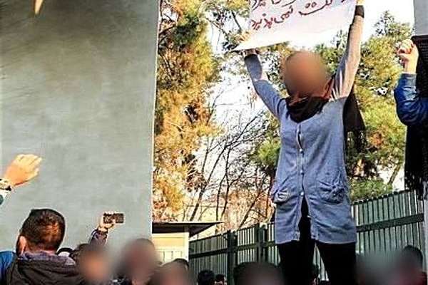 السلطات الإيرانية تستدعي طلابا جامعيين لمنع مشاركتهم في ذكرى الانتفاضة الشعبية