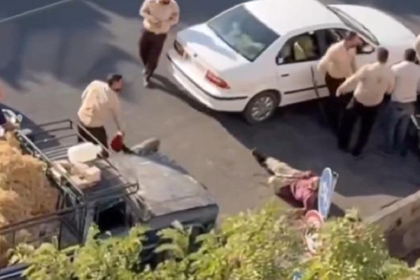 تهديدات للنشطاء بعد نشرهم فيديو اعتداء موظفين حكوميين على الباعة الجائلين في قزوين بإيران