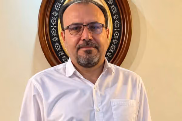 احمدرضا حائری برنده جایزه حقوق بشری «فرانت لاین دیفندرز» در سال ۲۰۲۶ شد