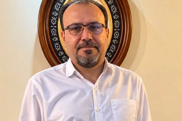احمدرضا حائری برنده جایزه حقوق بشری «فرانت لاین دیفندرز» در سال ۲۰۲۶ شد