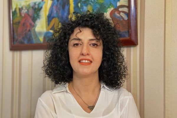 مقامهای قضایی همچنان از انتقال نرگس محمدی به بیمارستان جلوگیری میکنند