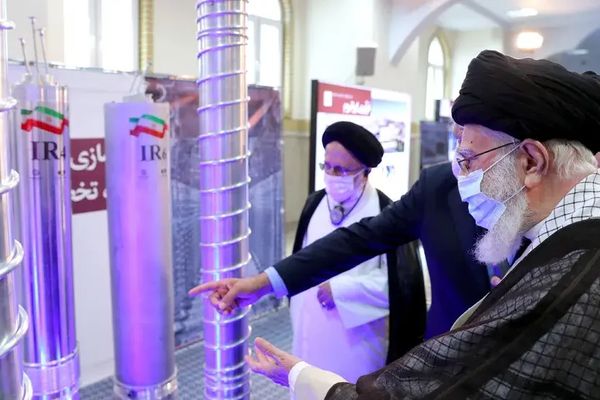 بعد ضغوط المتشددين.. ظريف: حظر خامنئي للأسلحة النووية ليس دينيًا فقط.. بل استراتيجي أيضًا