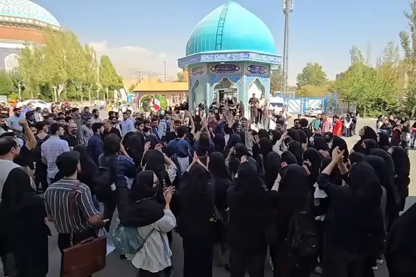 دانشجویان دانشگاه علامه علیه افزایش شهریه، حجاب اجباری و سرکوب تجمع کردند