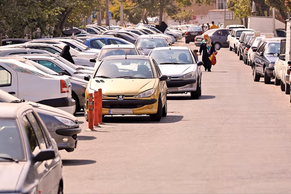 خبرگزاری مهر: در برخی خیابانهای تهران، جای پارک بین ۱۵۰ تا ۵۰۰ هزار تومان فروخته میشود