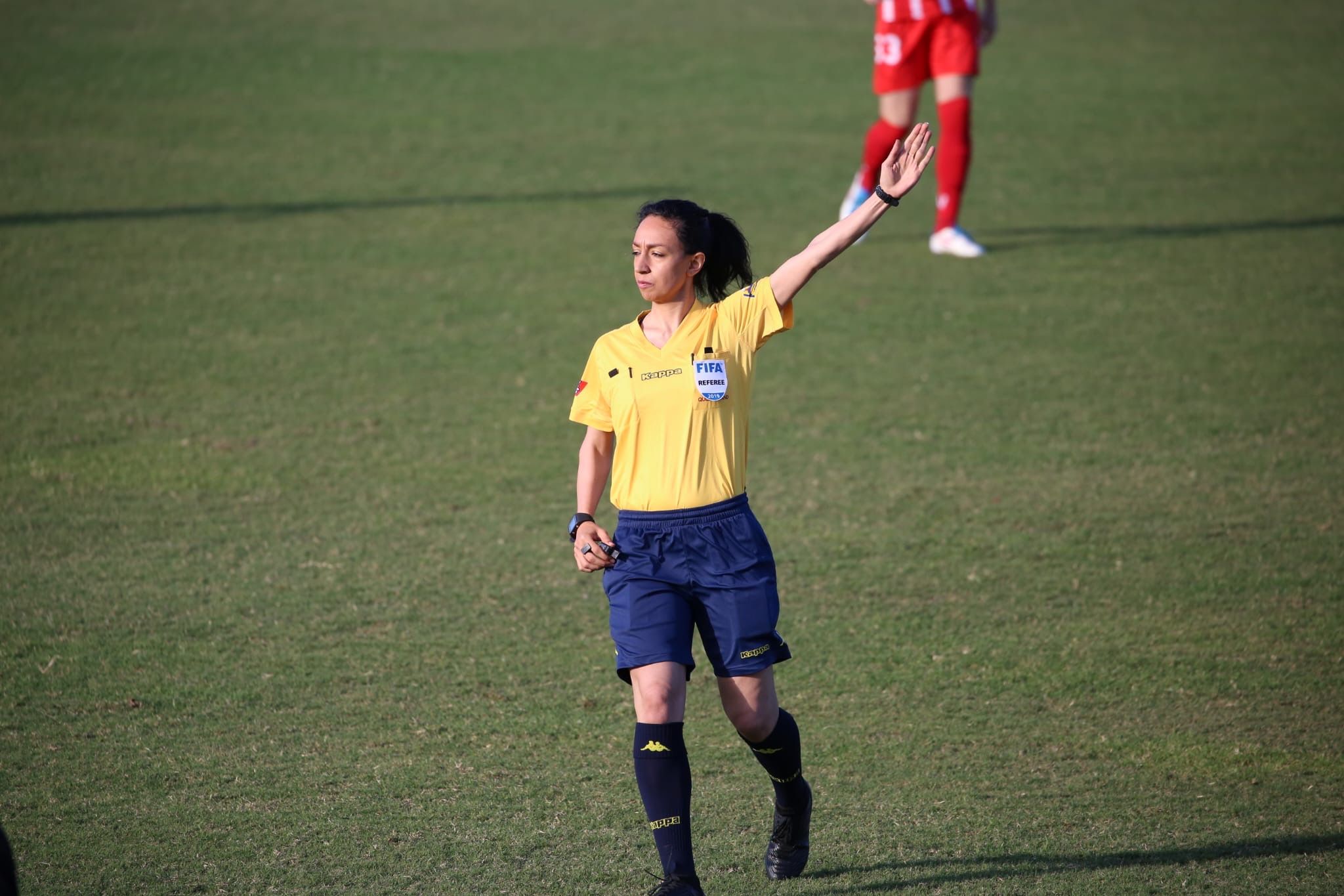 "بعد تهديدها بالقتل".. حَكَمة دولية بارزة في كرة القدم الإيرانية تغادر إيران  