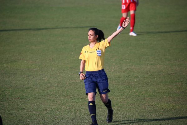 "بعد تهديدها بالقتل".. حَكَمة دولية بارزة في كرة القدم الإيرانية تغادر إيران