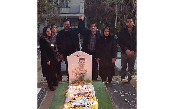 حضور خانواده کشتهشدگان خیزش انقلابی بر مزار عرفان خزائی