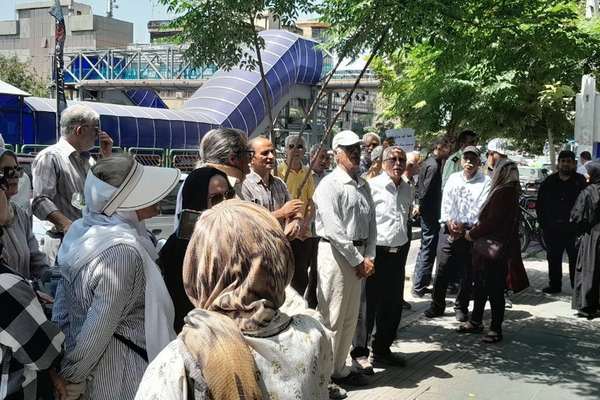 احتجاجًا على فقرهم وسوء أوضاعهم.. المتقاعدون يواصلون تجمعاتهم الاحتجاجية في إيران