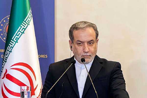 عراقجي يطالب الاتحاد الأوروبي برفع العقوبات عن الطيران الإيراني بعد تصريح الرئيس الأوكراني