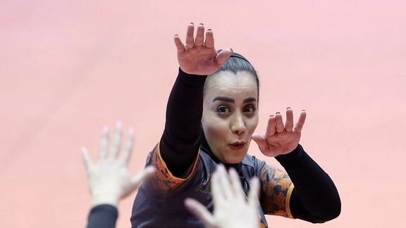 ستاره والیبال زنان: مگر تيمملى ميدان مين است كه پاكسازى شود؟ چرا رنگ لاک ملاک است؟