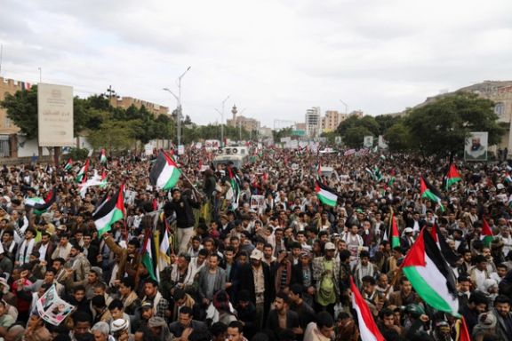 Supporters of Iran-backed Houthis demonstrate to show support to the Palestinians in the Gaza Strip, amid the ongoing conflict between Israel and the Palestinian Islamist group Hamas, in Sanaa, Yemen November 18, 2023.