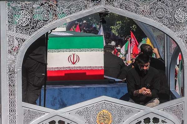 پزشکیان، قالیباف و مصطفی خامنهای، جنازه دیکتاتور کشتهشده ایران را به نجف میبرند