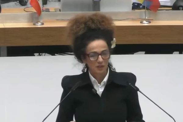 تناقضًا مع سياسات النظام الإيراني.. احتفال رسمي في طهران بمشاركة نساء دون "حجاب إجباري"