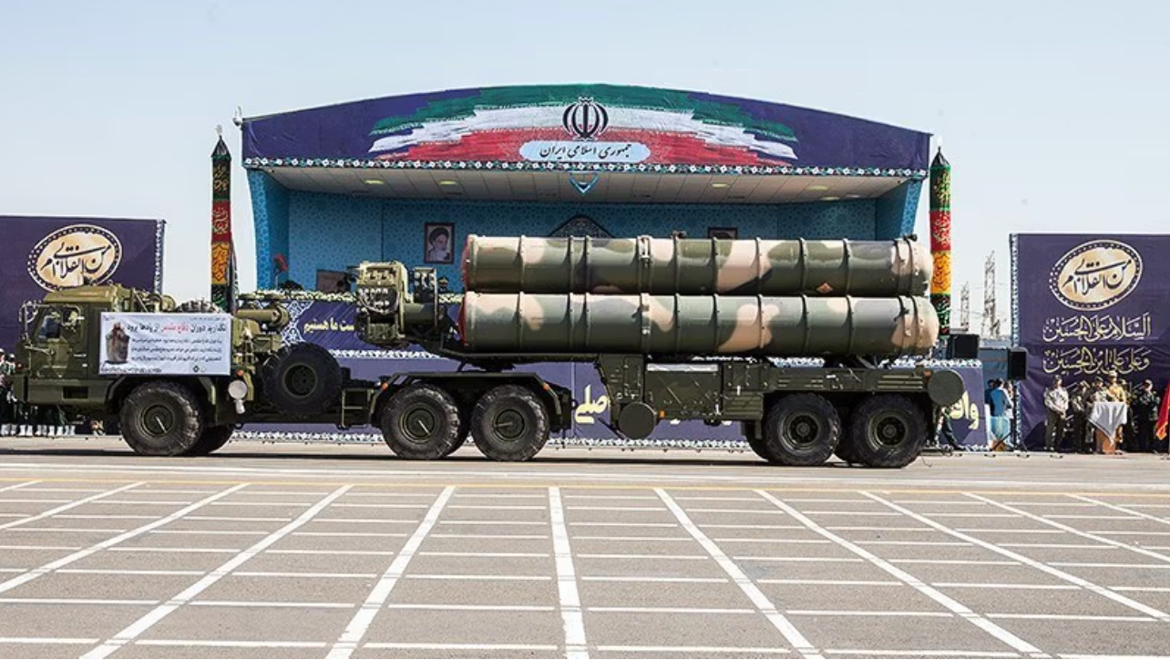 مساعد قائد الجيش الإيراني يقرّ بتدمير أجزاء من أنظمة الدفاعات الجوية على يد إسرائيل