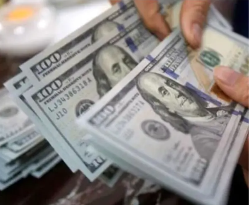 توقيف 31 شخصاً بتهمة الإخلال بالسوق تزامنا مع ارتفاع سعر الدولار إلى 33 ألف تومان