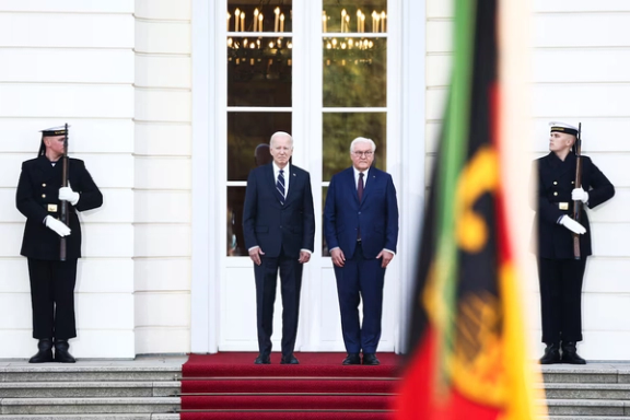 بایدن در سفر به آلمان بالاترین نشان شایستگی این کشور را دریافت کرد