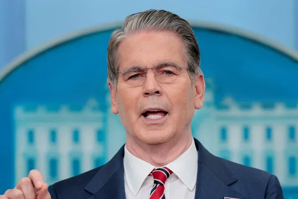 وزیر خزانهداری آمریکا: طی چند روز آینده، تاسیسات ذخیرهسازی خارک پر میشود