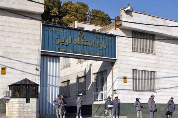 تصاعد الغضب في الأوساط التربوية بعد اعتقال معلم متقاعد وتعذيبه في إيران