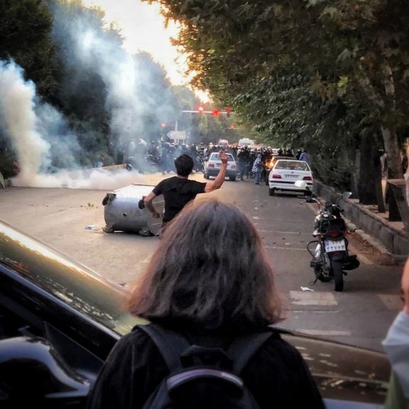 إيران: الأمن يهرب أمام المتظاهرين.. والملالي دون عمائم.. والمحققون: لا نفهم هؤلاء المحتجين