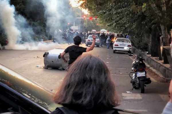 إيران: الأمن يهرب أمام المتظاهرين.. والملالي دون عمائم.. والمحققون: لا نفهم هؤلاء المحتجين