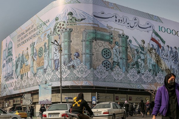 تسريح 20 ألف عامل من وظائفهم في "هرمزغان" بإيران بسبب الركود وإغلاق الشركات والمنشآت