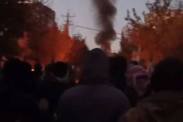 عشرات المدن الإيرانية تخرج في مظاهرات ليلية لمناهضة النظام.. والتضامن مع مهاباد