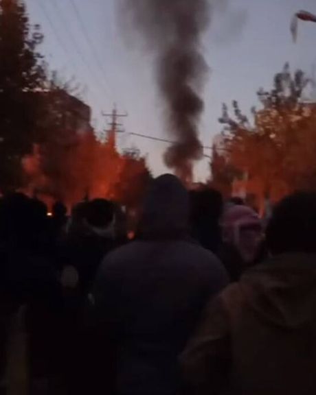 عشرات المدن الإيرانية تخرج في مظاهرات ليلية لمناهضة النظام.. والتضامن مع مهاباد