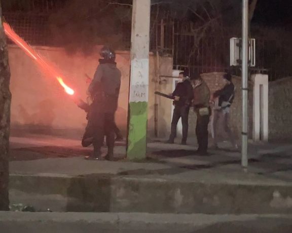 پیام مخاطب: مردم در بازار رشت یا در آتش یا با شلیک ماموران کشته شدند