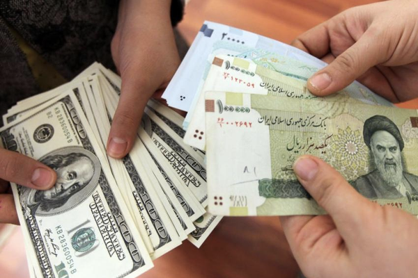 في أعلى مستوى خلال عامين.. الدولار في إيران يقترب من حاجز الـ32 ألف تومان