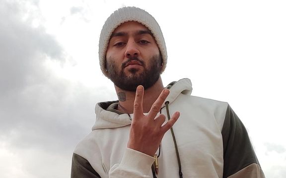 توماج صالحی ۲۵۰۰ پوند جایزه سالانه آزادی بیان را به سیلزدگان سیستان و بلوچستان اهدا کرد