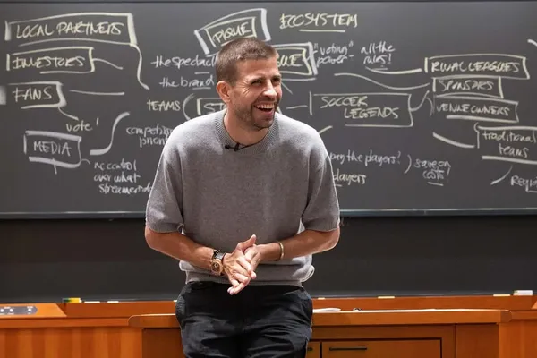 از نوکمپ تا هاروارد؛ جرارد پیکه کلاس فوتبال نوین را تدریس کرد