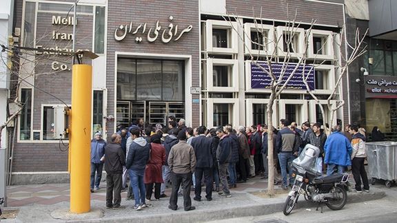 Iranians lining up in Tehran to buy US dollars in December 2021