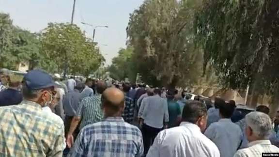 Retirees in Iran protesting low pensions in 2022