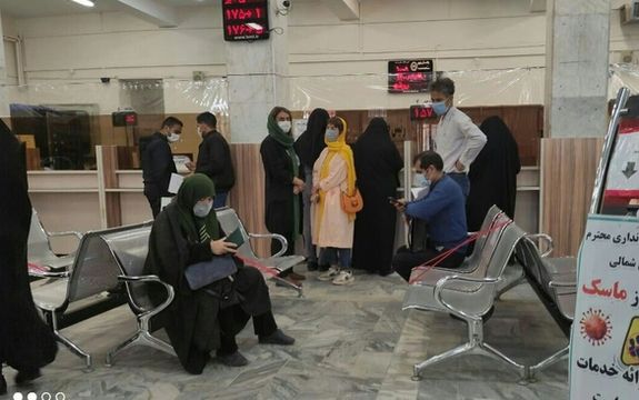 Iranian Banks Limit Cash Withdrawals As Financial Crisis Bites