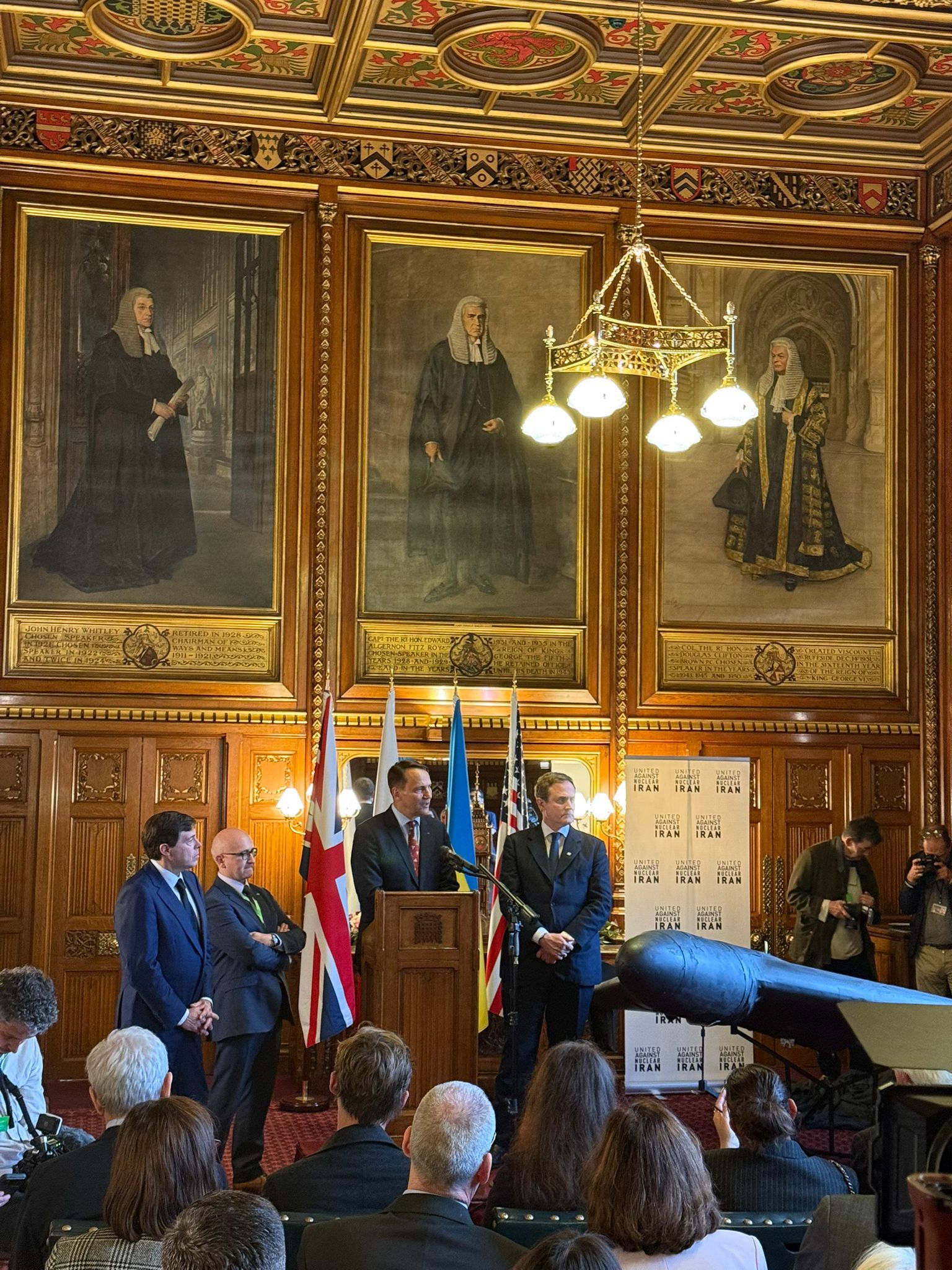 اتحاد علیه ایران هسته‌ای لاشه یک پهپاد شاهد-۱۳۶ را در پارلمان بریتانیا به نمایش گذاشت