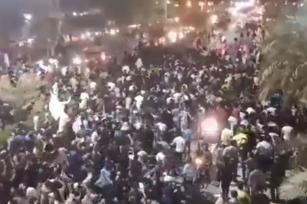 احتجاجات إيران: هتافات بـ"الموت لخامنئي".. والقوات الأمنية ترد بالرصاص