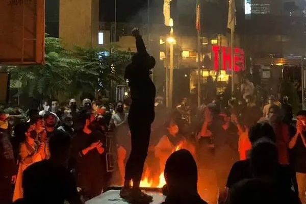 الإيرانيون يواصلون احتجاجهم ليلا ونهارا.. وهتافاتهم تؤكد قرب نهاية خامنئي ونظامه