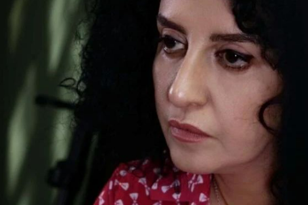 القضاء الإيراني يصدر حكما جديدا بالسجن 15 شهرا وجمع القمامة ضد الحقوقية نرجس محمدي