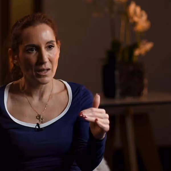 اختراق حتى بيت خامنئي.. رواية كاثرين شاكدام عن الوصول إلى هرم السلطة في النظام الإيراني