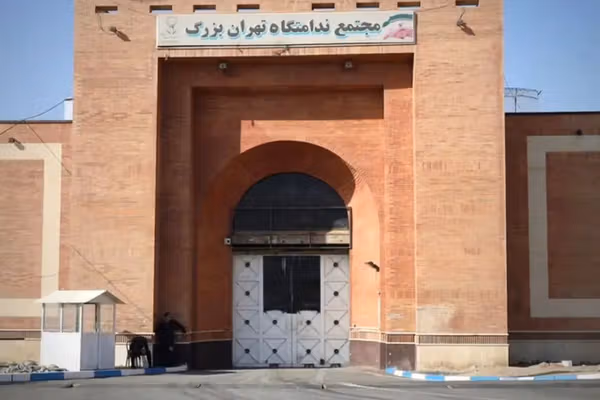 محرومیت زندانیان سیاسی فشافویه از آب، کولر و حمام در گرمای تابستان