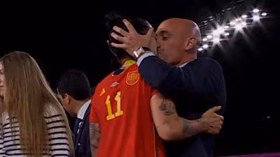 عذرخواهی رئیس فدراسیون فوتبال اسپانیا: بوسیدن لبهای جنیفر هرموسو بدون سوءنیت بود