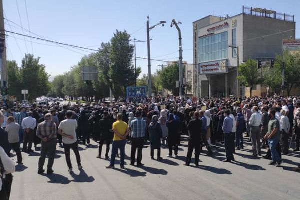 وسط هتاف "الموت لرئيسي".. احتجاجات لأهالي مدينة إيرانية على انقطاع المياه لأكثر من أسبوع
