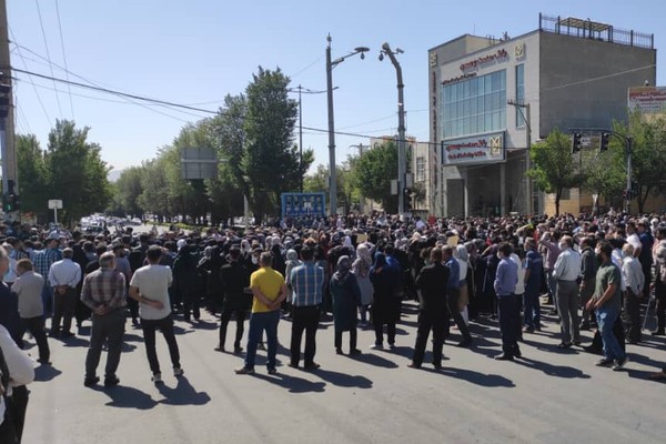 وسط هتاف "الموت لرئيسي".. احتجاجات لأهالي مدينة إيرانية على انقطاع المياه لأكثر من أسبوع
